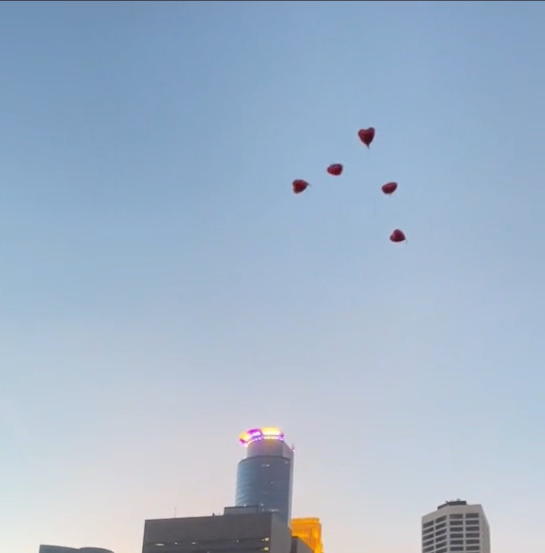 oopsitstini's tweet image. puścili 5 balonów, przytuliły się, zrobiły strzałkę i jeden odleciał osobno