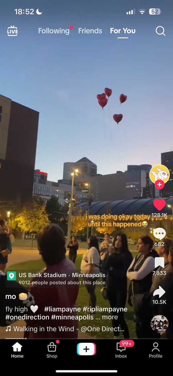 oopsitstini's tweet image. puścili 5 balonów, przytuliły się, zrobiły strzałkę i jeden odleciał osobno