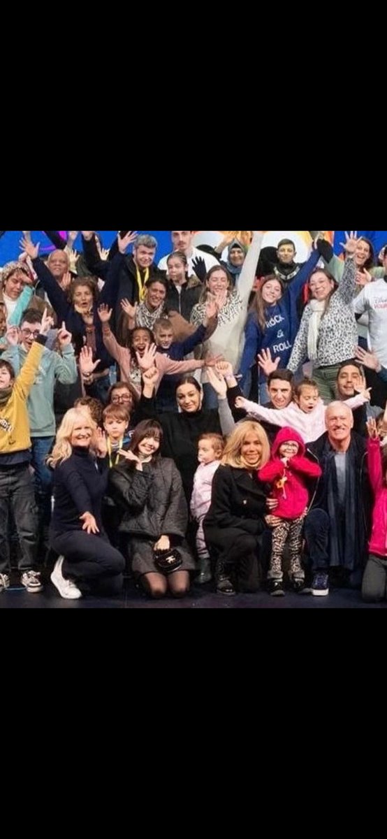 pinkpopperr's tweet photo. #LISA 
Lisa is the kindest soul 🥹
She always supports children's causes and is now doing shows with the cutest fun little babies. I feel like part of her always cherishes the importance of childhood, she's talked about childhood dreams being the purest. https://t.co/ArwBj1S3io