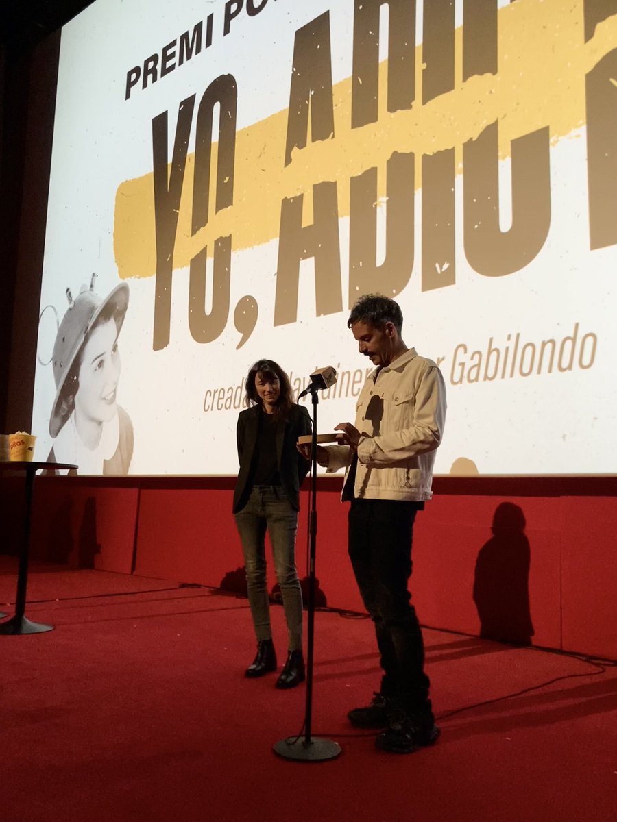 <a href="/vsalaf/">Víctor Sala</a> <a href="/enbetu/">betu molero</a> Primer premi de la nit:
‘Yo, adicto’ (<a href="/DisneyPlusES/">Disney+ España</a>) és la guanyadora del Premi <a href="/popitas/">Popitas</a> del Públic!

Recullen el premi la productora Laura Robirola i el creador <a href="/j_giner/">Javier Giner 🏳️‍🌈</a> 🏆😍