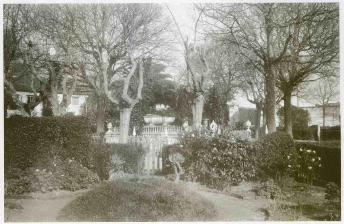 🌳 Este lunes ha comenzado la tala de los olmos del jardín de San Carlos que tenían más de 150 años

🏡 Esta foto es de hace un siglo. ¿Cuál es tu jardín favorito de A Coruña?

📸 Foto del Arquivo do Reino de Galicia