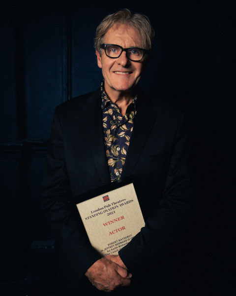 RobertBathurst's tweet photo. Got a prize at the London Pub Theatre Awards last night for “Jeffrey Bernard Is Unwell” at the Coach &amp; Horses

@flash_as_a_rat 
@Fullers
@SueTerryVoices 
@pubtheatres1 
@KevinWilsonPR 
photo @RossKernahan https://t.co/J7useXJjoa