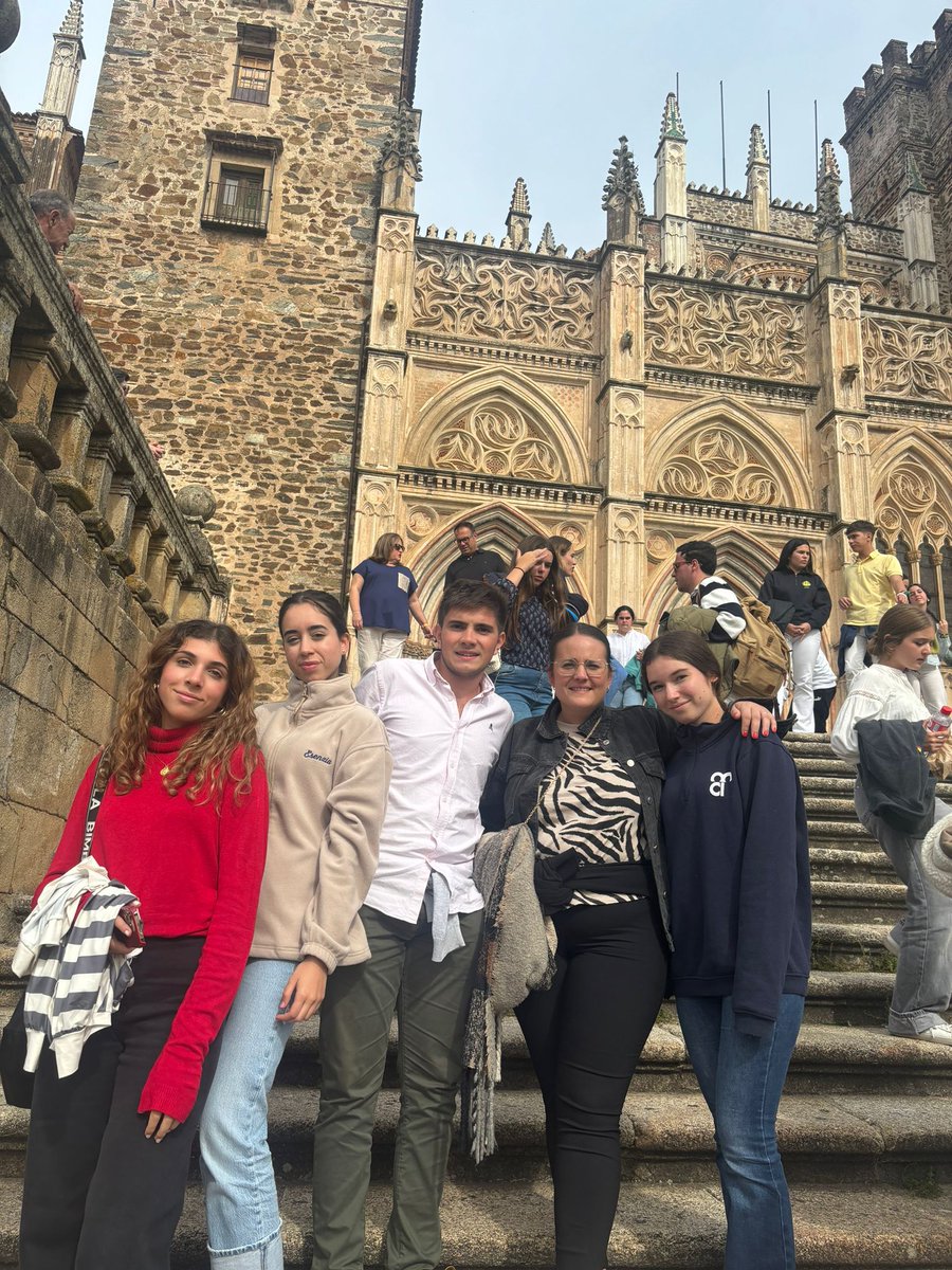 Este fin de semana miembros del Grupo Joven de nuestra Hermandad han disfrutado en la peregrinación de Guadalupe, junto con 900 jóvenes de la toda la Diócesis de #Córdoba. 

Seguro que ha sido una experiencia inolvidable y les ha servido para seguir dando testimonio de su fe.