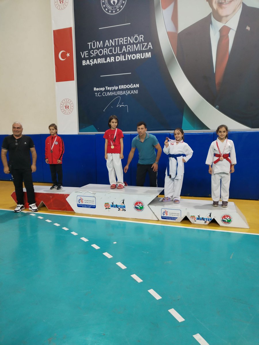 CemKAYA48643016's tweet photo. Mersin de 5 il ve 350 sporcunun katıldığı iller arası Karate şampiyonasında derece alan sporcularımızı ve antrenörümüz Murat Ertik i kutlarız.
Dercelerimiz
Hira Bozfırat 2 🥈
Ayşe Hacahmed 2 🥈
Yazel Ulukuş 3 🥉
Zehra Begüm Derici 3🥉
Azra Sarı 3 🥉 https://t.co/AaFh9BlRTn