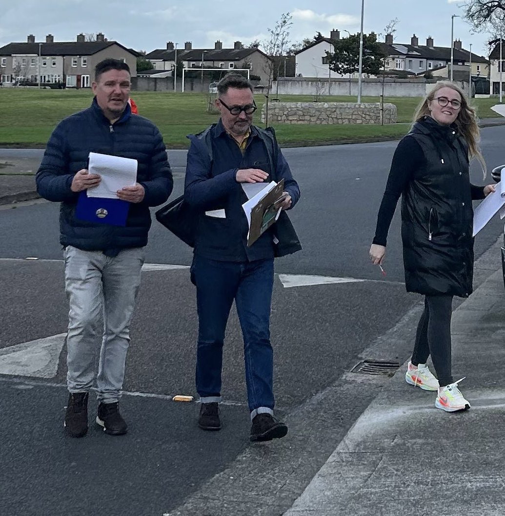 MarkWardSF's tweet photo. Out talking with residents in Rowlagh about the upcoming elections.
After 100+ years of Fine Gael and Fianna Fáil people want change and Sinn Fein are ready to deliver that change . #voteforchang #SinnFein @EOBroin https://t.co/n2tCwhxWp3