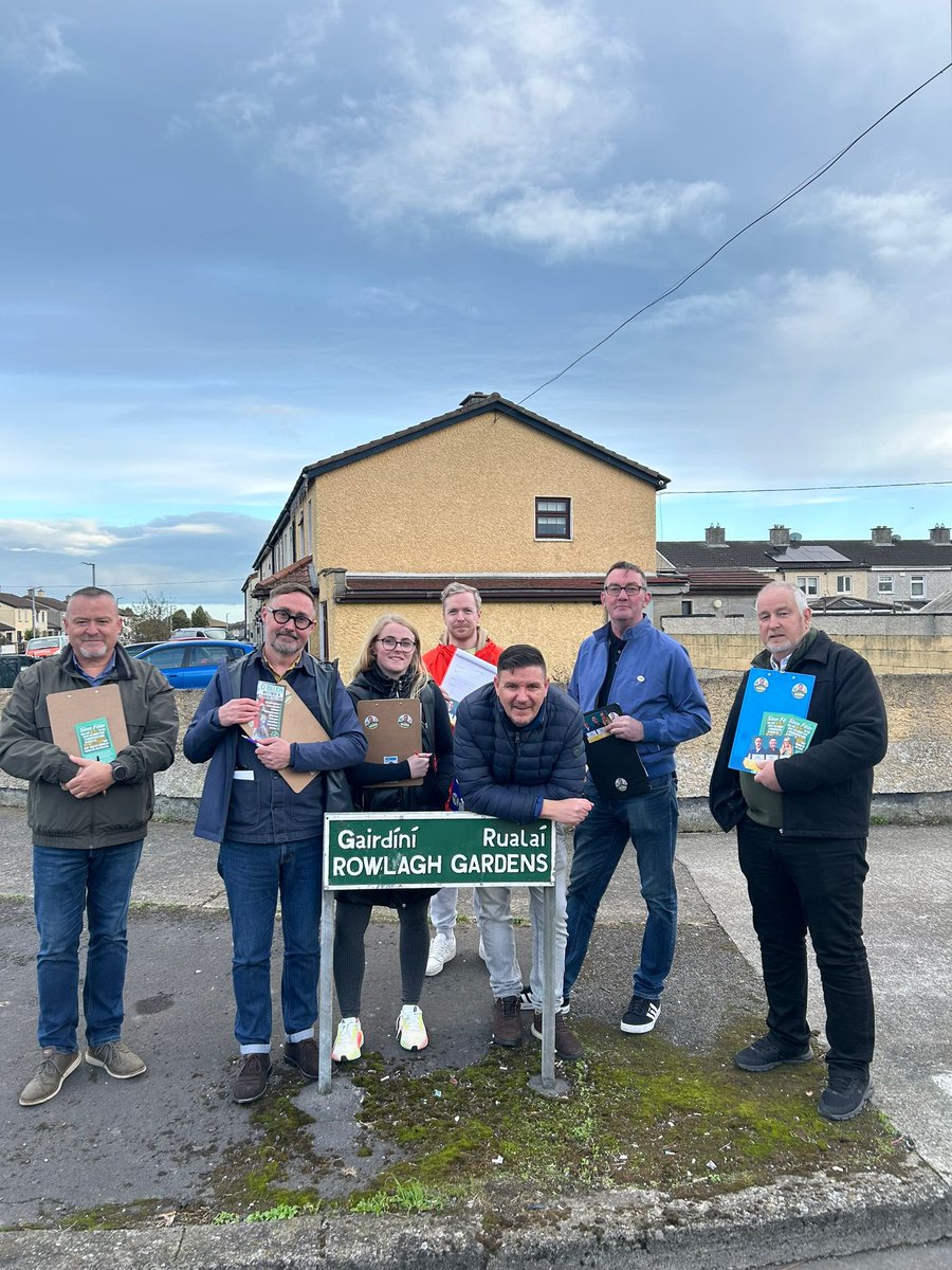 MarkWardSF's tweet photo. Out talking with residents in Rowlagh about the upcoming elections.
After 100+ years of Fine Gael and Fianna Fáil people want change and Sinn Fein are ready to deliver that change . #voteforchang #SinnFein @EOBroin https://t.co/n2tCwhxWp3
