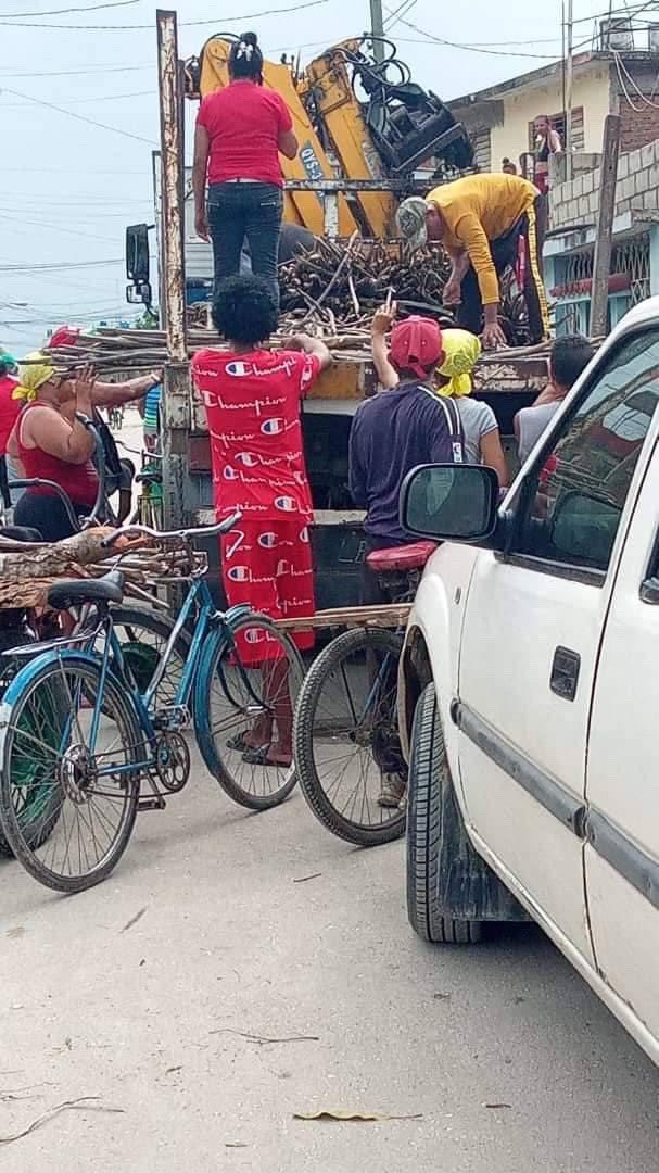 MarioJPenton's tweet photo. En Granma reparten madera (al parecer se les acabó el carbón) para que la gente cocine. Cuba avanza (hacia el abismo) y eso nos duele… #ApagaLaDictadura https://t.co/9DS4uhcoR6