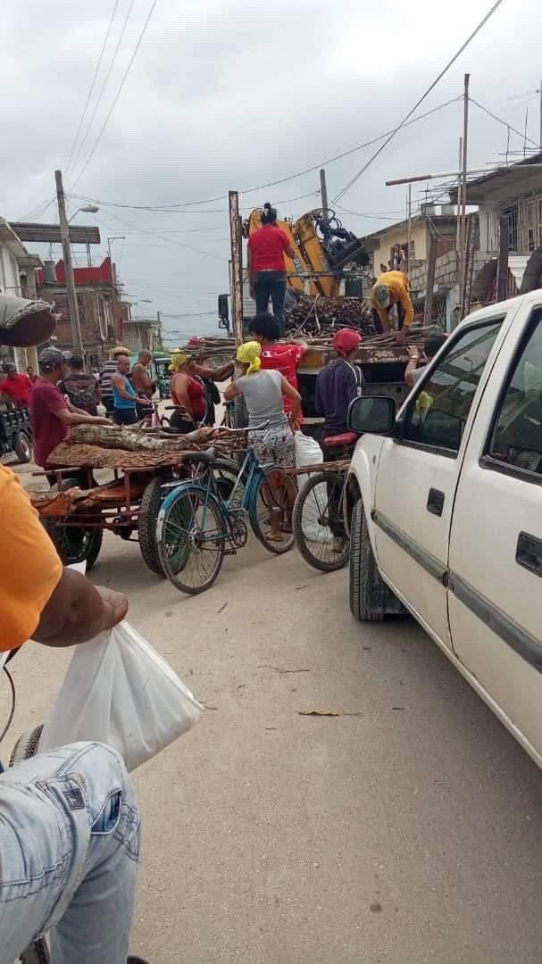 MarioJPenton's tweet photo. En Granma reparten madera (al parecer se les acabó el carbón) para que la gente cocine. Cuba avanza (hacia el abismo) y eso nos duele… #ApagaLaDictadura https://t.co/9DS4uhcoR6