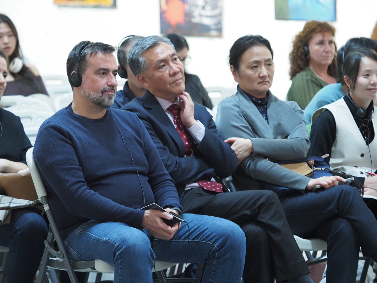 getafenegro's tweet photo. La mesa de presentación de escritores invitados de China en imágenes. Han participado #AhYi, #HeJiahong, #NaDuo y #JunTian Moderadora Maica Rivera

#la17deGN @ChinaEmbEsp @ccchinamadrid @InstCervantes @aytogetafe @Ed_Popular @AdrianaHidalgoE 

📸 @ftoniguerrero https://t.co/cXSqaZ8KhG