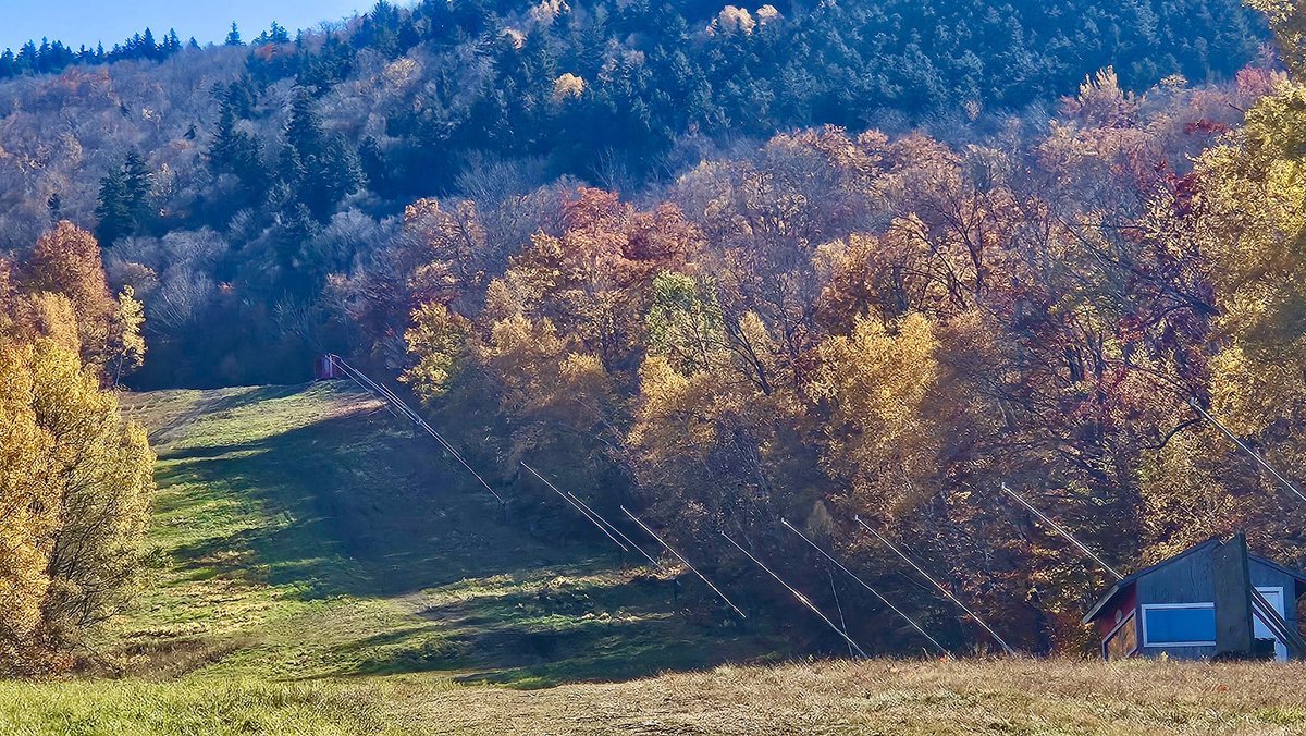 Just finished installing 18  new-to-us 30’ HKD tower guns to blanket Show Off top-to-bottom, in a partnership with our friends @KillintonMtn who needed to make room for their snowmaking upgrades as well. #friendshelpingfriends