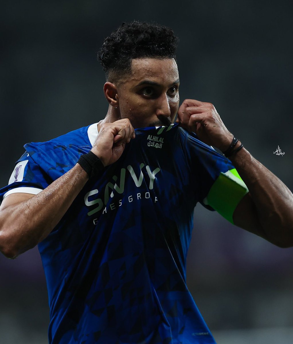في مباراة الهلال والعين 24 لاعب أجنبي 

لدى العين 15 اجنبي 
والهلال 9 اجانب 

لكن هنالك "سعودي" يقلب الموازين 
اسطورة من أساطير آسيا والعرب 
سيد المباريات الكبرى وأول الحاضرين فيها 
الاسم الذي لا يتكرر مع مرور الأجيال 
وكابوس كل ظهير واجهه في مسيرته 

سالم الدوسري 👑 💙