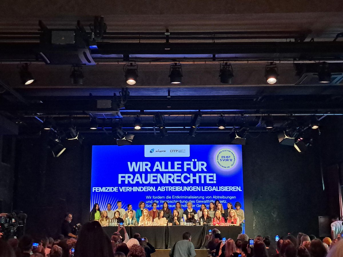 Pressekonferenz für Frauenrechte: für Durchsetzung des Gewalthilfegesetzes und Entkriminalisterung von Abtreibungen mit <a href="/DuezenTekkal/">Düzen Tekkal</a> <a href="/Kristina_Lunz/">Kristina Lunz</a>
@ABaerbock und vielen anderen Frauen, die täglich in ihrer essentielen Arbeit andere Frauen unterstützen 🙏 #5vor12