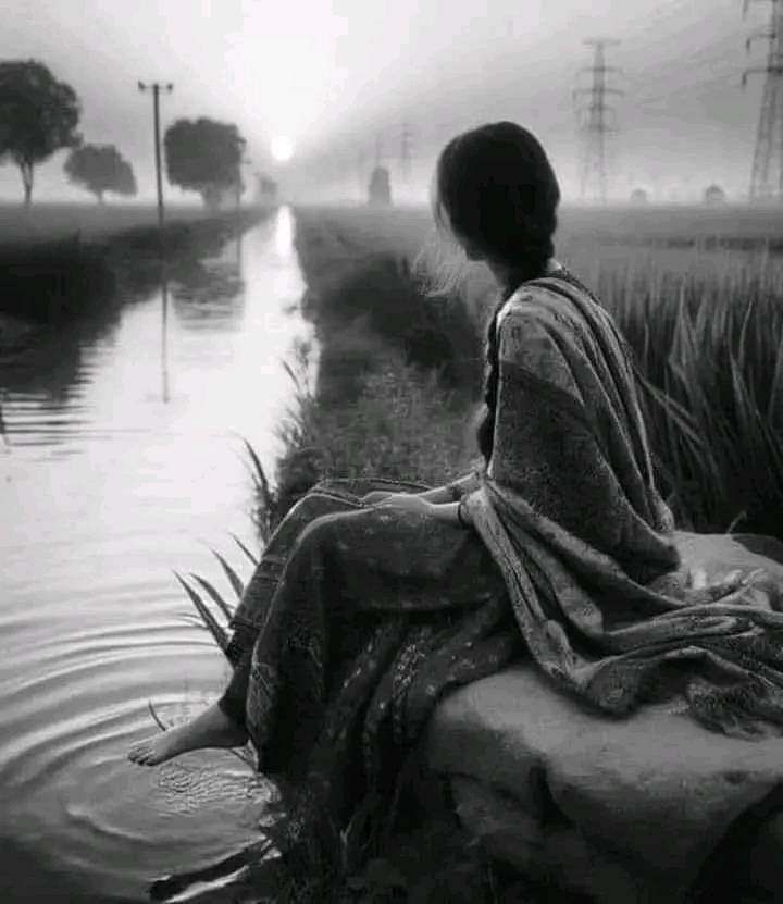 اِس نئے لہجے سے دل ڈوبنے لگتا ہے مرا
تم پکارو مجھے آواز پرانی دے کر!🖤