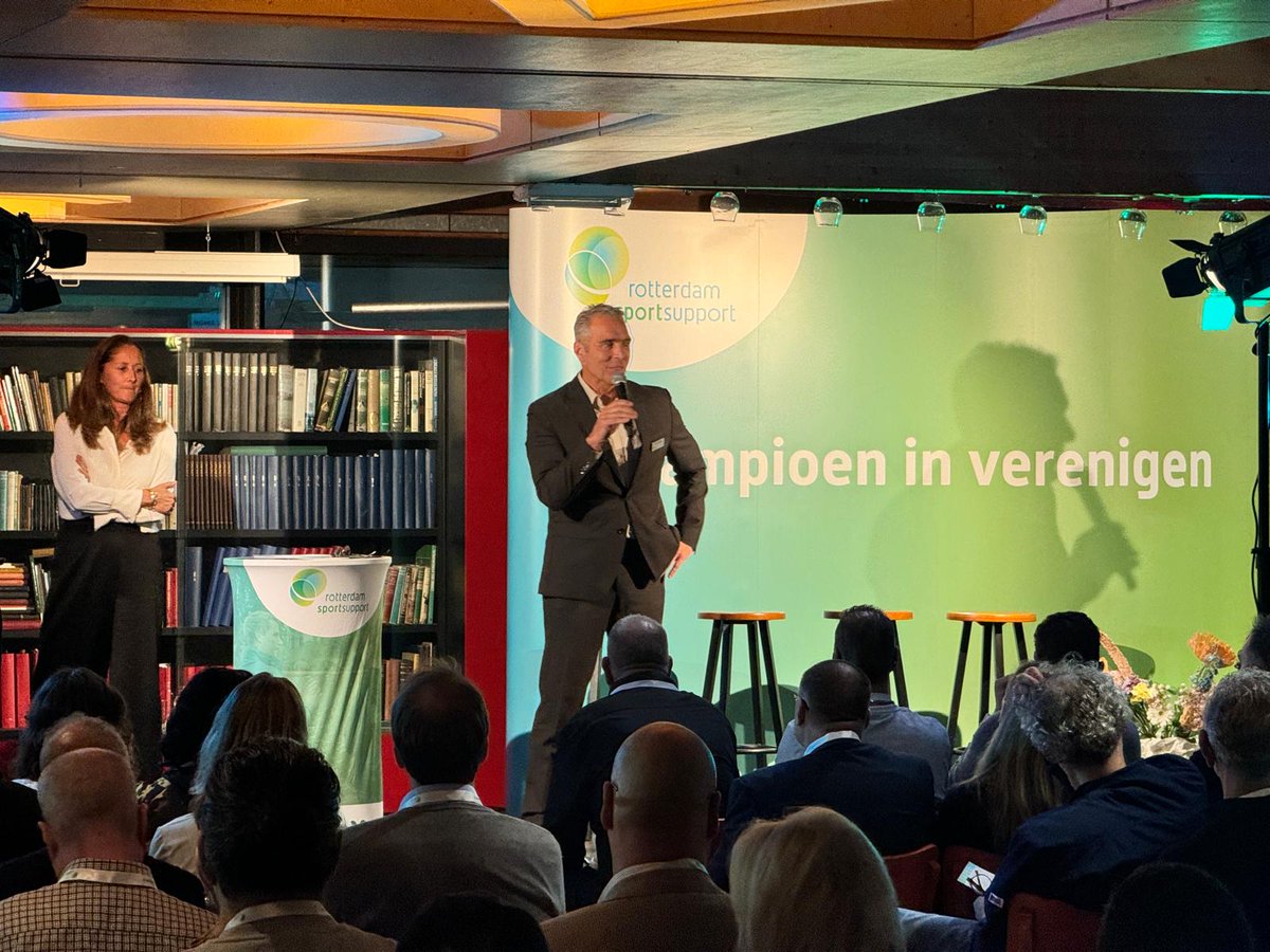 We gaan door naar <a href="/GJLammens/">Gert-Jan Lammens</a>, directeur van Rotterdam Sportsupport. “Gastvrijheid is voor mij ook gehoord en gezien voelen. Sportverenigingen zijn daarin heel belangrijk,” zegt hij over het thema van de avond.