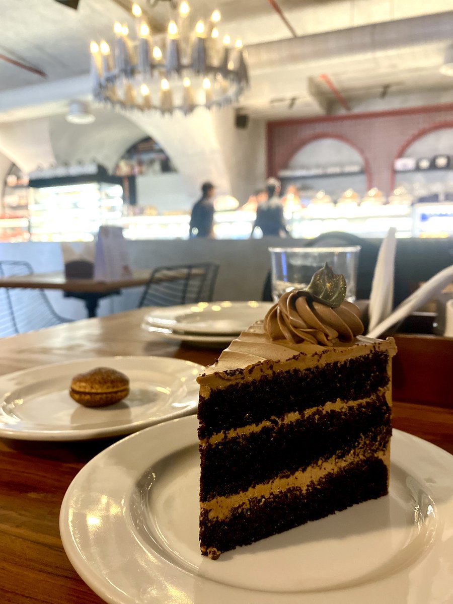 TheDineDivine's tweet photo. Another place which has become one of our favourites

📌Signature Croissant Sandwich (Chicken)
📌 Hummus Chicken Fatteh
📌Irish Coffee Macaron, Chocolate Pastry

📍45th Avenue by Karachi Bakery, Hyderabad

#dinedivine #restaurantsofIndia #hyderabadfood https://t.co/S4Kx3aUaYH