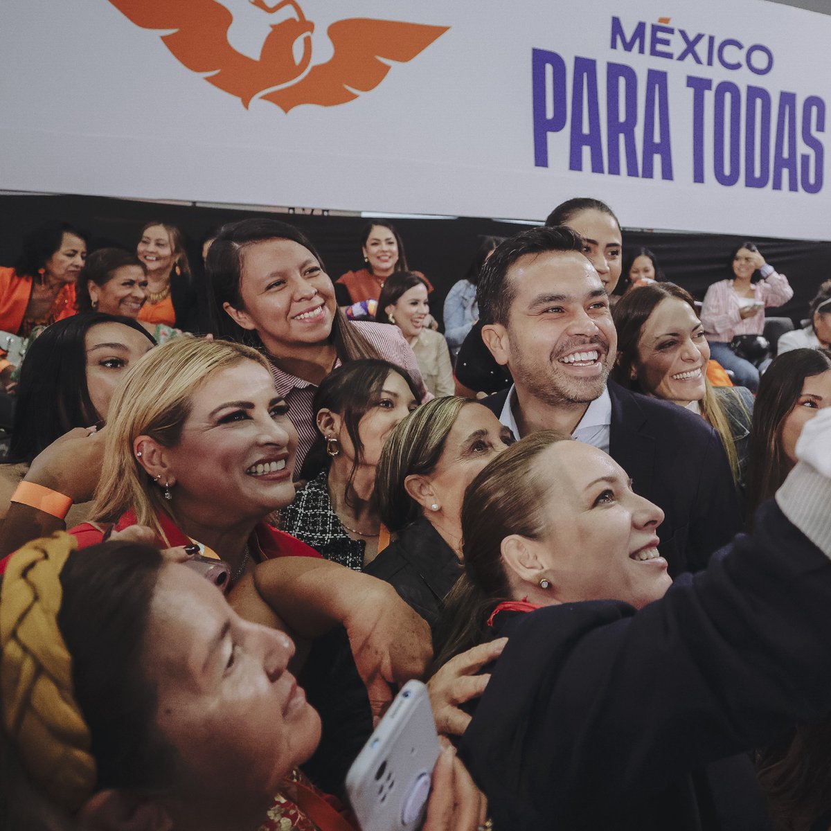 AlvarezMaynez's tweet photo. La tercera convención nacional de @MujeresMovMX fue un momento para agradecerle a cientos de candidatas y compañeras que hicieron posible una votación histórica.

Vamos a seguir impulsando derechos y causas como el sistema nacional de cuidados y las licencias de paternidad junto a miles de compañeras 💜.
