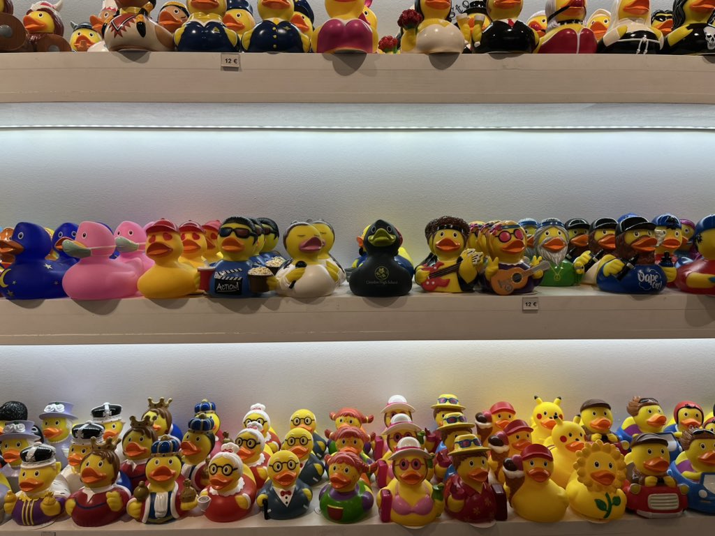 croydonhighart's tweet photo. On our way home from the city of 🎨&amp;❤️ so #Ducksontour had to bring home a friend ❤️🎨 #chsturns150 @croydonhigh @croydonhighart #Paris oh la la ❤️❤️ https://t.co/WsVcMODRBU
