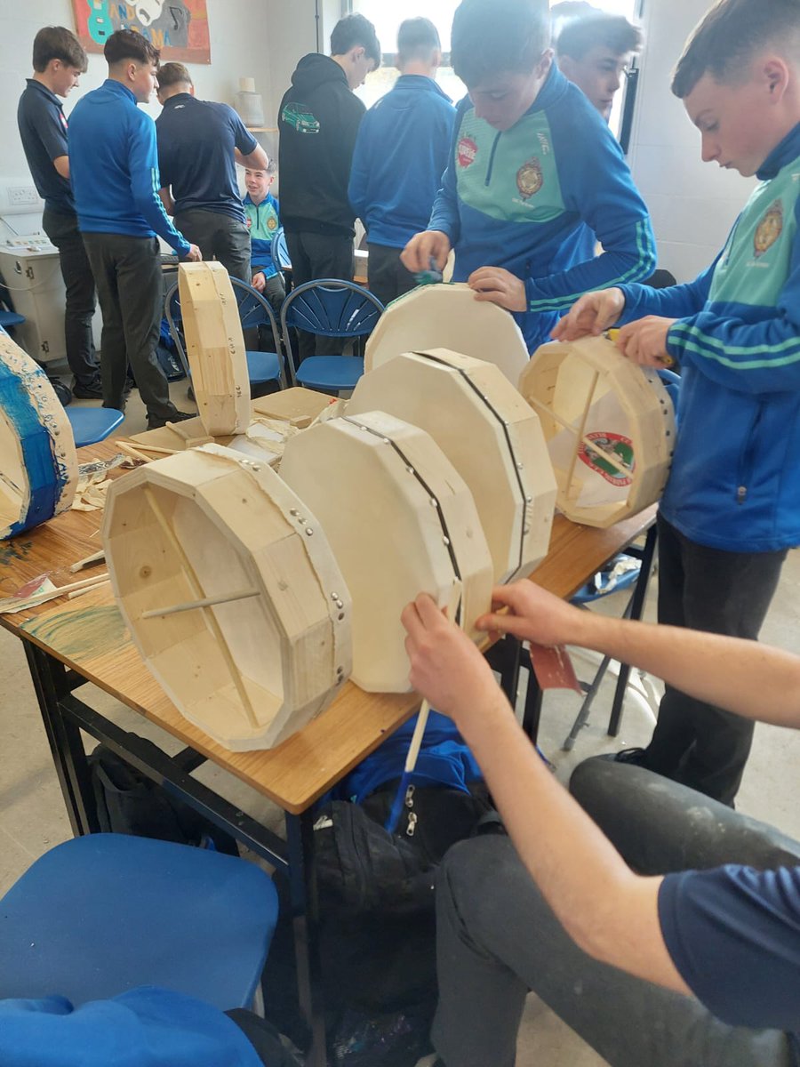 thegreencbs's tweet photo. Our TY students are taking part in a 2-day bodhrán-making workshop with the brilliant Michael Vignoles. Over the next two days, they’ll learn how to craft & personalise their very own bodhrán & then have a go at playing some jigs and reels. #BodhranMaking #IrishTradMusic https://t.co/094CeQwoNG