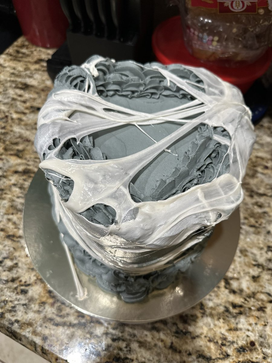 lilpeachbutt's tweet photo. i made a spooky cake for my office potluck and everyone loved it 🥹 https://t.co/GCpE0m2oDf