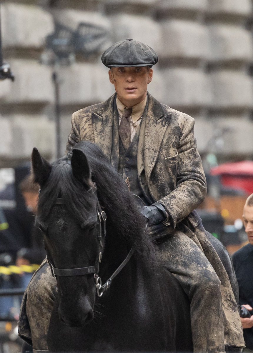 Barras_LATAM's tweet photo. Volvió Tommy Shelby, empezaron los rodajes de la película de Peaky Blinders 🚬🚬🚬 https://t.co/m01uZNs6aC