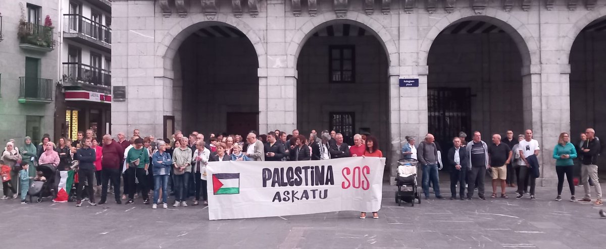 🇵🇸Gernika-Palestina herri ekimenaren deialdiarekin bat eginez #Elgoibar-en bildu gara 'Genozidioa STOP!' ozen oihukatzeko eta Palestinako herriari gure elkartasuna adierazteko.

#PalestinaAskatu