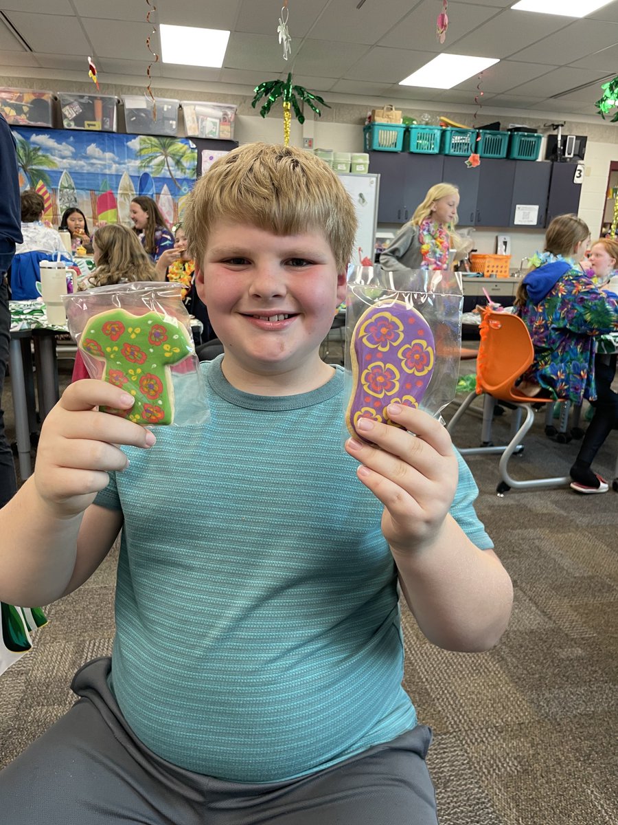 PCSD_GB's tweet photo. Mrs. Blackburn’s 5th grade class ⁦@PCSD_GB⁩ planned a Hawaiian themed celebration for a very special #RaiderStrong student who visits there next week with her family. 🌺🍍🌴🥥😊🎉👍🏻 https://t.co/YUrEaGxGqg