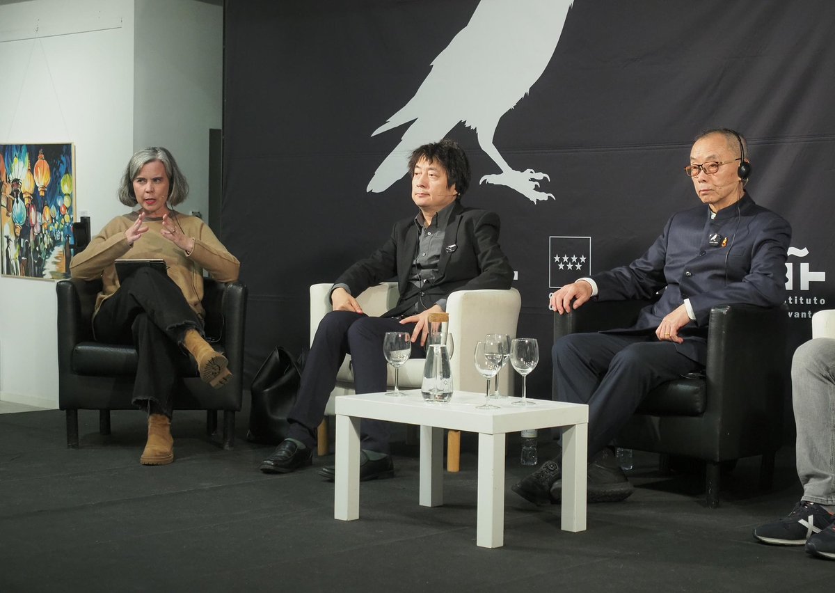 getafenegro's tweet photo. @masanma “Las novelas de crímenes son como el agujero de una cerradura por el que podemos ver lo que sucede al otro lado” Y continúa #AhYi, “mis novelas reflejan el cambio social de China en la que se está produciendo un éxodo rural, un cambio de la vida que conduce a crímenes” #La17deGN https://t.co/N0I9PKzcbL