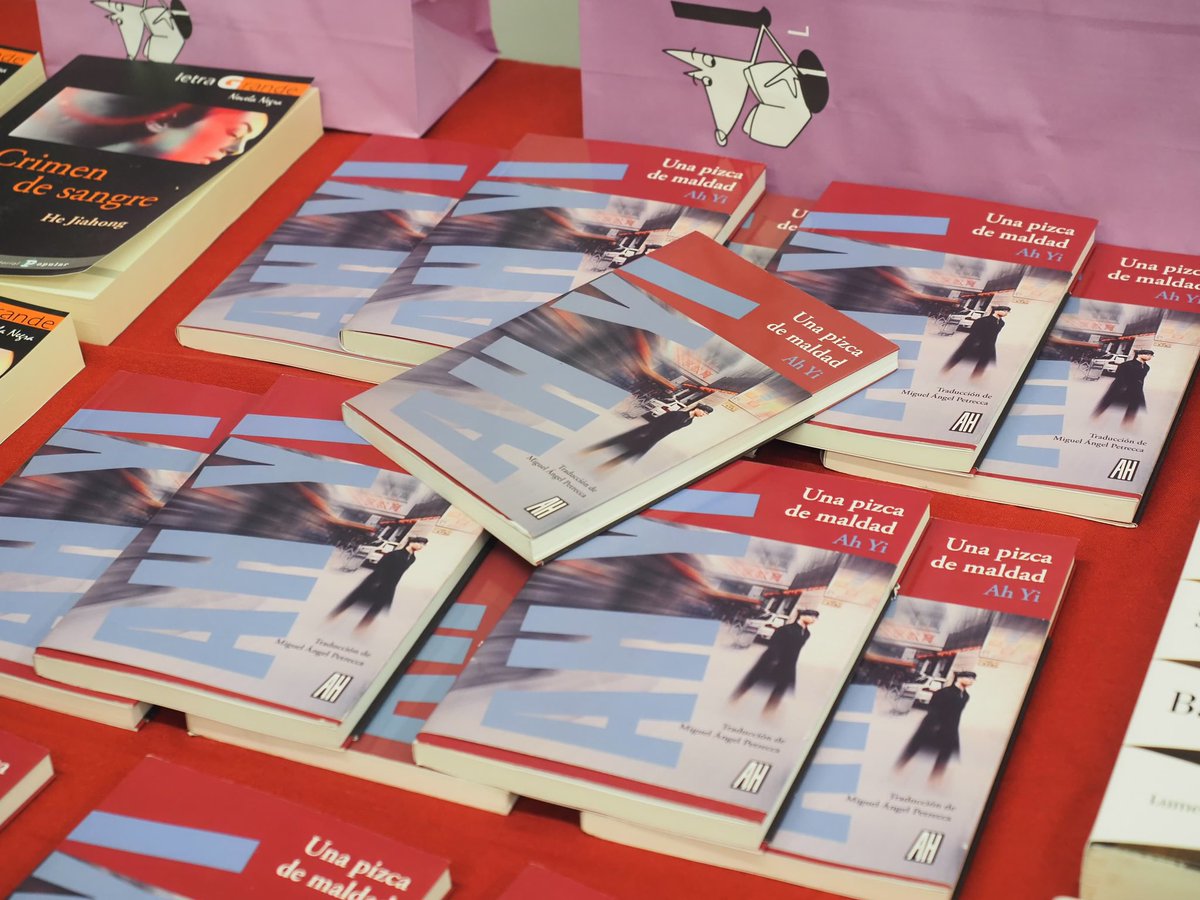 getafenegro's tweet photo. @masanma “Las novelas de crímenes son como el agujero de una cerradura por el que podemos ver lo que sucede al otro lado” Y continúa #AhYi, “mis novelas reflejan el cambio social de China en la que se está produciendo un éxodo rural, un cambio de la vida que conduce a crímenes” #La17deGN https://t.co/N0I9PKzcbL