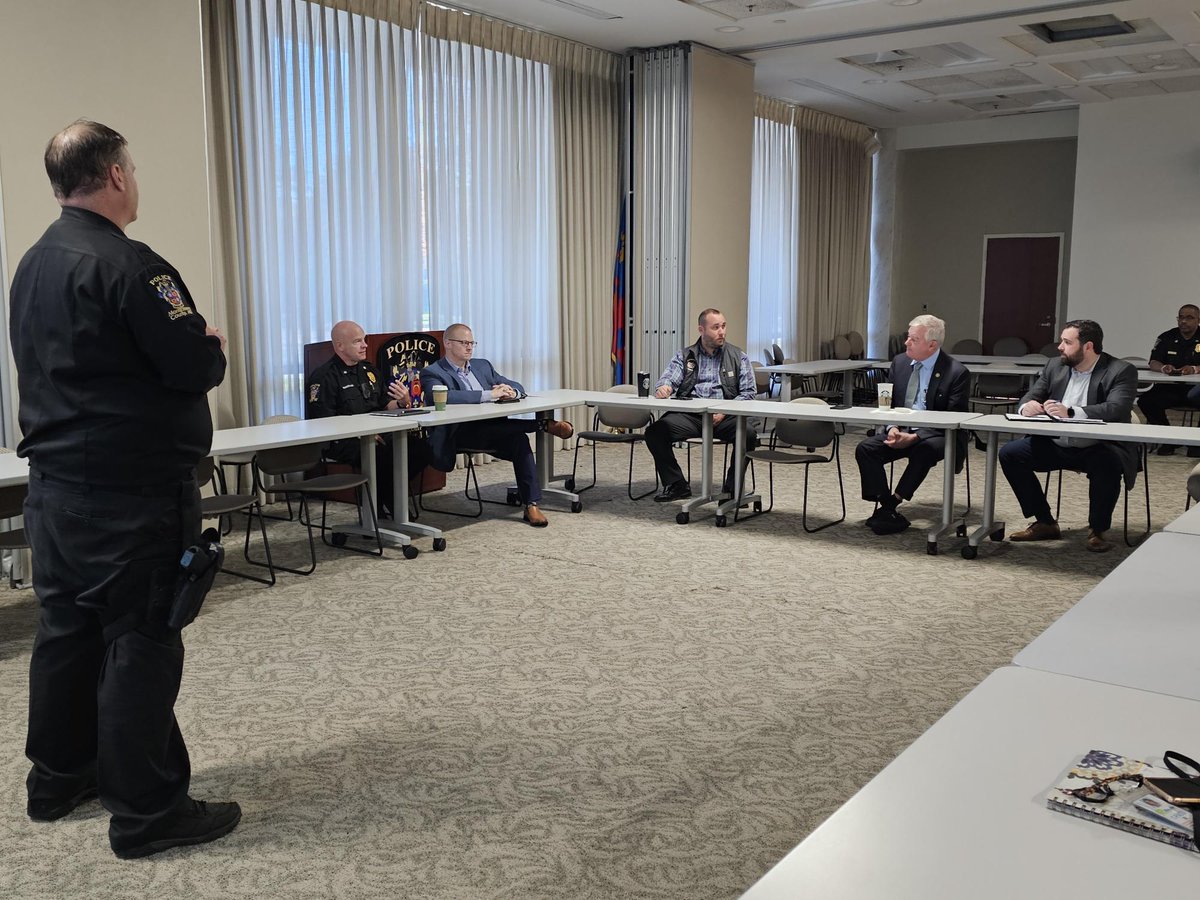 mcpnews's tweet photo. Congressman David Trone and County Executive Marc Elrich visited MCPD to tour our Real Time Intelligence Center.
Captain Nick Picerno provided Congressman Trone with a detailed presentation on how the center operates and its impact on public safety.
#MCPD #MCPNews #RTIC https://t.co/2mnzoaq5Ea