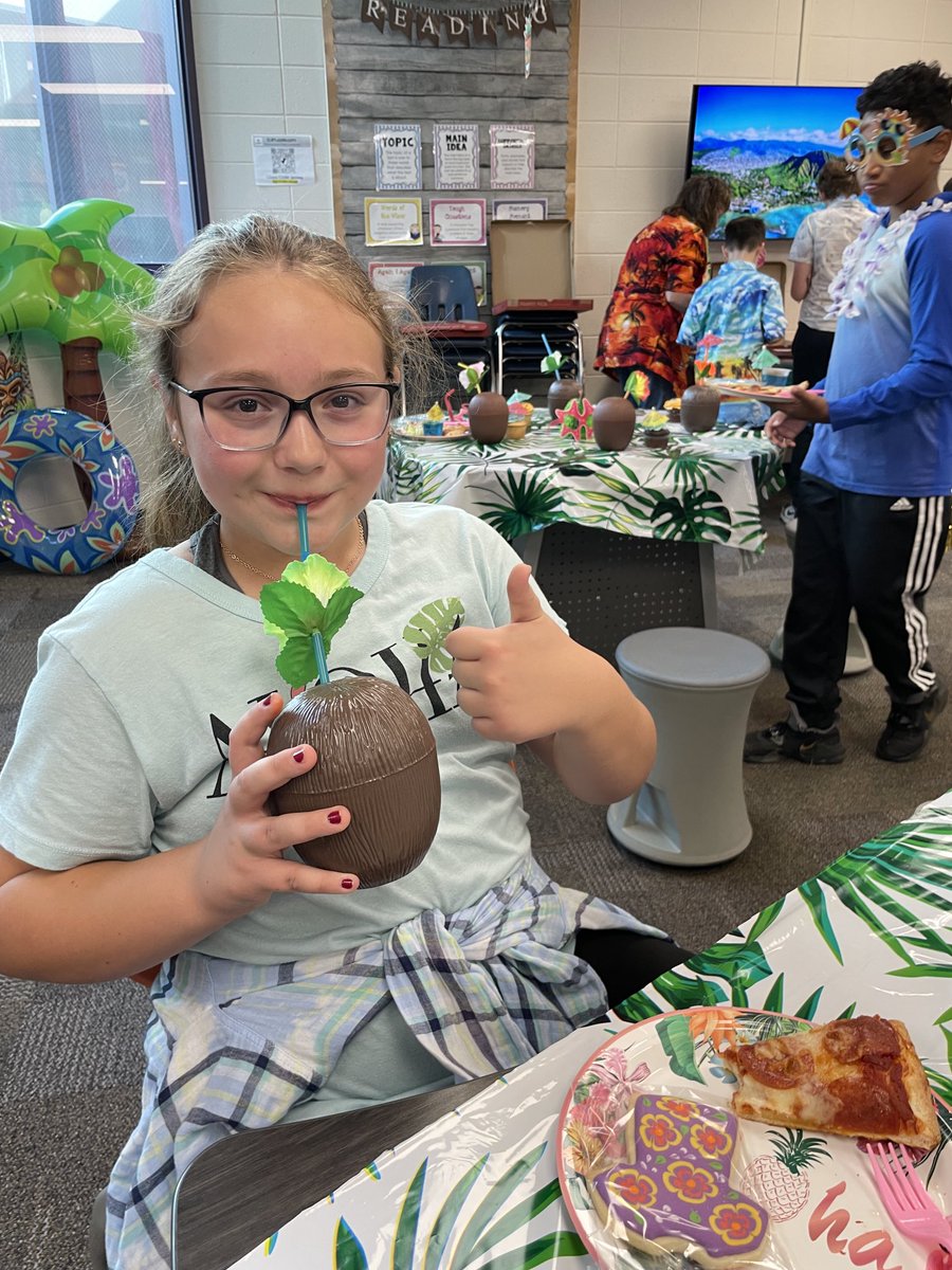 PCSD_GB's tweet photo. Mrs. Blackburn’s 5th grade class ⁦@PCSD_GB⁩ planned a Hawaiian themed celebration for a very special #RaiderStrong student who visits there next week with her family. 🌺🍍🌴🥥😊🎉👍🏻 https://t.co/rqBdSm32kW