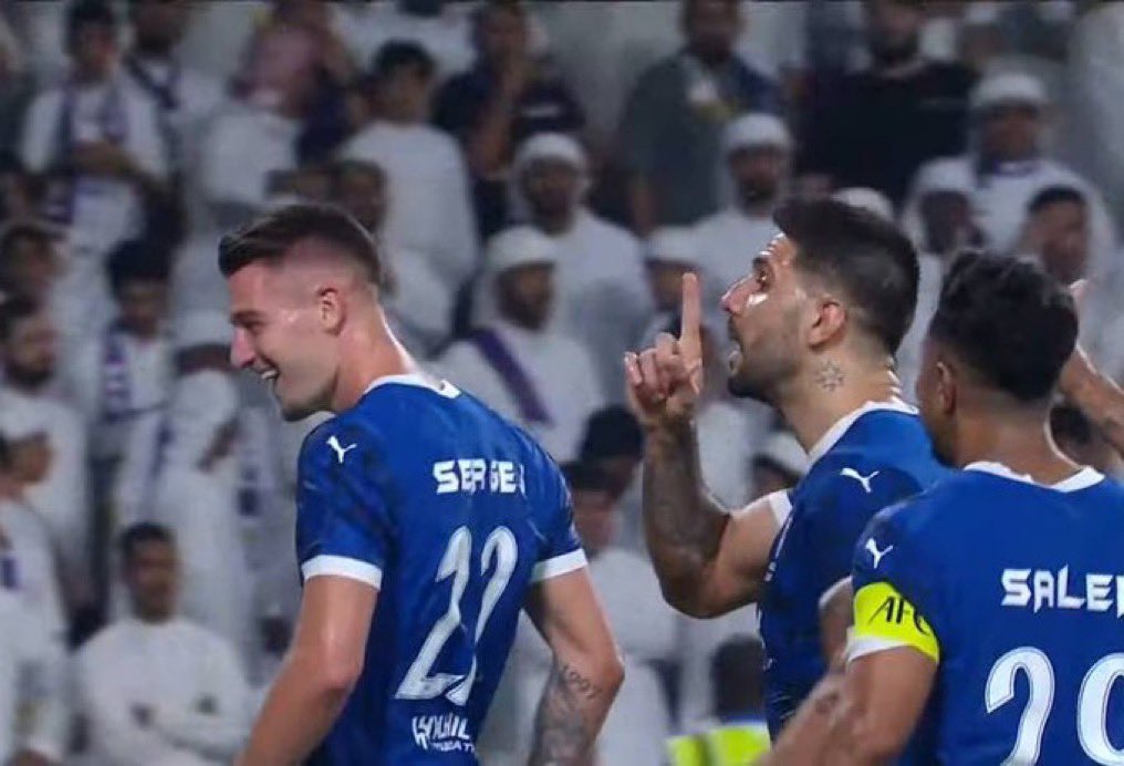 alfheedA's tweet photo. قاعدة: الهلال يلعب معاك.. لكن تستفزه وتتحداه، يلعب فيك.

- سحق آخر بطل آسيوي بـ«خماسية»، على أرضه، وبين جماهيره.

- سدد دينه (عاجلًا) على نفس الملعب، وعلى مرأى الجمهور نفسه، سدده وأضاف عليه هدفًا آخر ليثبت سطوته، وليؤكد قسوته في الرد، حين يتعلق الأمر بالمساس بهيبته وزعامته.

- وعلى طاري الحديث عن «الزعامة»، أعود للتذكير، والتأكيد على هذه المعلومة المهمة، بل المهمة جدًا:
آسيا ليس لها إلا زعيم واحد.. هو #الهلال، الهلال فقط،

#الهلال_العين