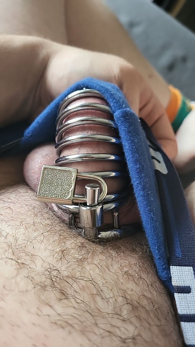 Yokaihonneonna's tweet photo. Regarder moi cette petite bite en chaleur, il a raison d'être en cage car vue comment elle est minuscule mdr pathétique en plus dans une tenue bien salope 😅😂
#sissy #soumis #sub #cage #dominatrice #findom #affichage #affichage24h #salope #sex #minibite #bite #mdr https://t.co/RnBE5VjX7o