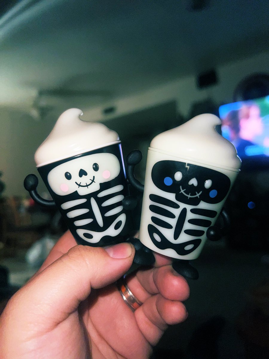 EliyDaJedi's tweet photo. Hell yeah! managed to score one of each variant AND they both glow in the dark 😆 #Wendys #BooBag https://t.co/PDAL0yVVWE