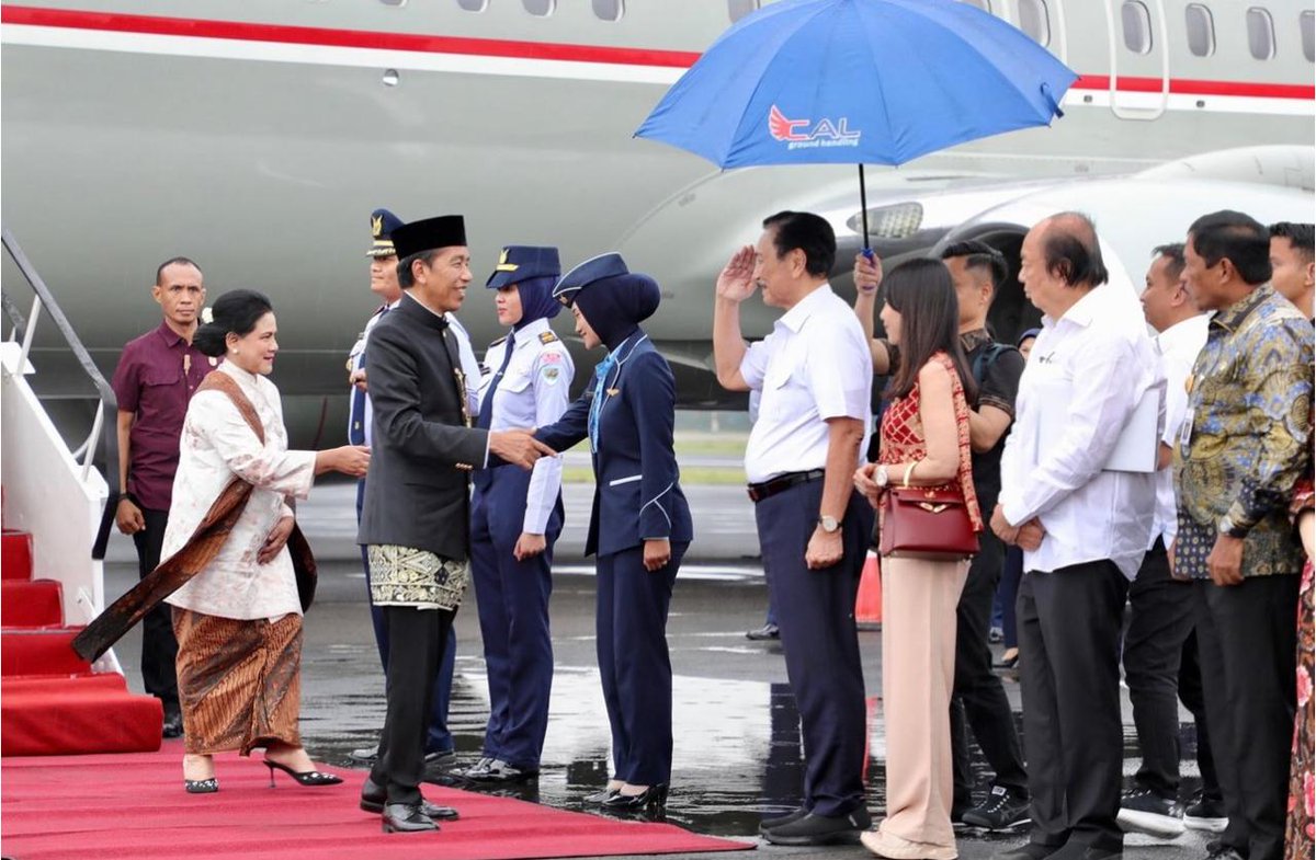 Jokowi betul-betul masih sangat kuat. 
Saat pulang ke Solo diantar oleh Kapolri dan Panglima TNI meninggalkan Presiden terpilih Pak <a href="/prabowo/">Prabowo Subianto</a> saat sibuk dg acara kenegaraan dan di Solo disambut oleh Pak LBP dan Datuk Thohir.
Dapat dipastikan bhw keberangkatan Kapolri dan Panglima
