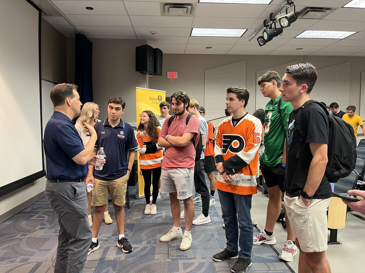 A packed house tonight for 🍕Pizza with the Pros🍕! We were thrilled to have <a href="/JimJPhilly/">Jim Jackson</a>, the legendary <a href="/NHLFlyers/">Philadelphia Flyers</a> broadcaster, join us to speak with our students. Jim shared his journey in the sports industry and encouraged students to be well-rounded for a successful career. 👏
