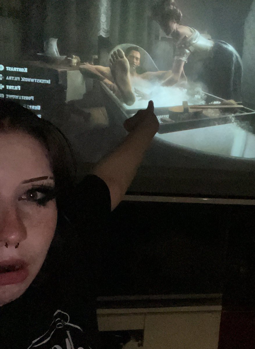 vitlovesyou's tweet photo. "having a big screen must be so cool"
Arthur's humongous dogs flashing my entire living room: https://t.co/1eZqAAnk65
