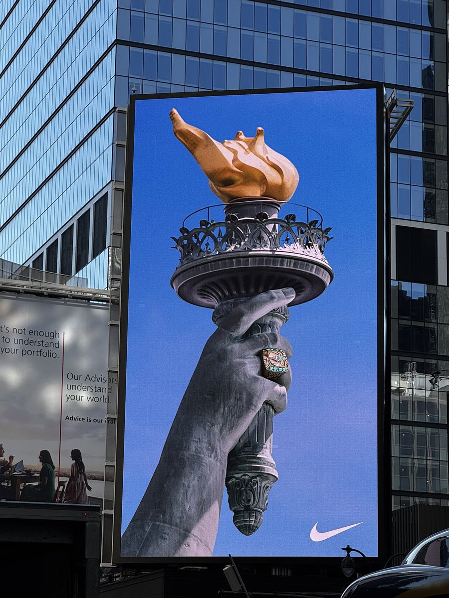 50NuancesDeNBA's tweet photo. Pouahhhh ce panneau de Nike pour fêter le titre du Liberty en WNBA…😮‍💨🗽 https://t.co/FpEReYOnNq