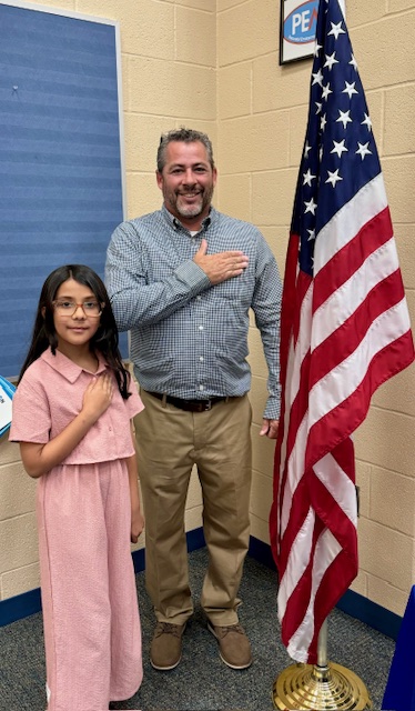 KenstonBOE's tweet photo. 🇺🇸Thank you to @KenstonTES student Myraa Arshad for opening the October Board Meeting with the Pledge of Allegiance. #KenstonSchools #KenstonPositivelyInspiring https://t.co/Ah7GxB9j8v