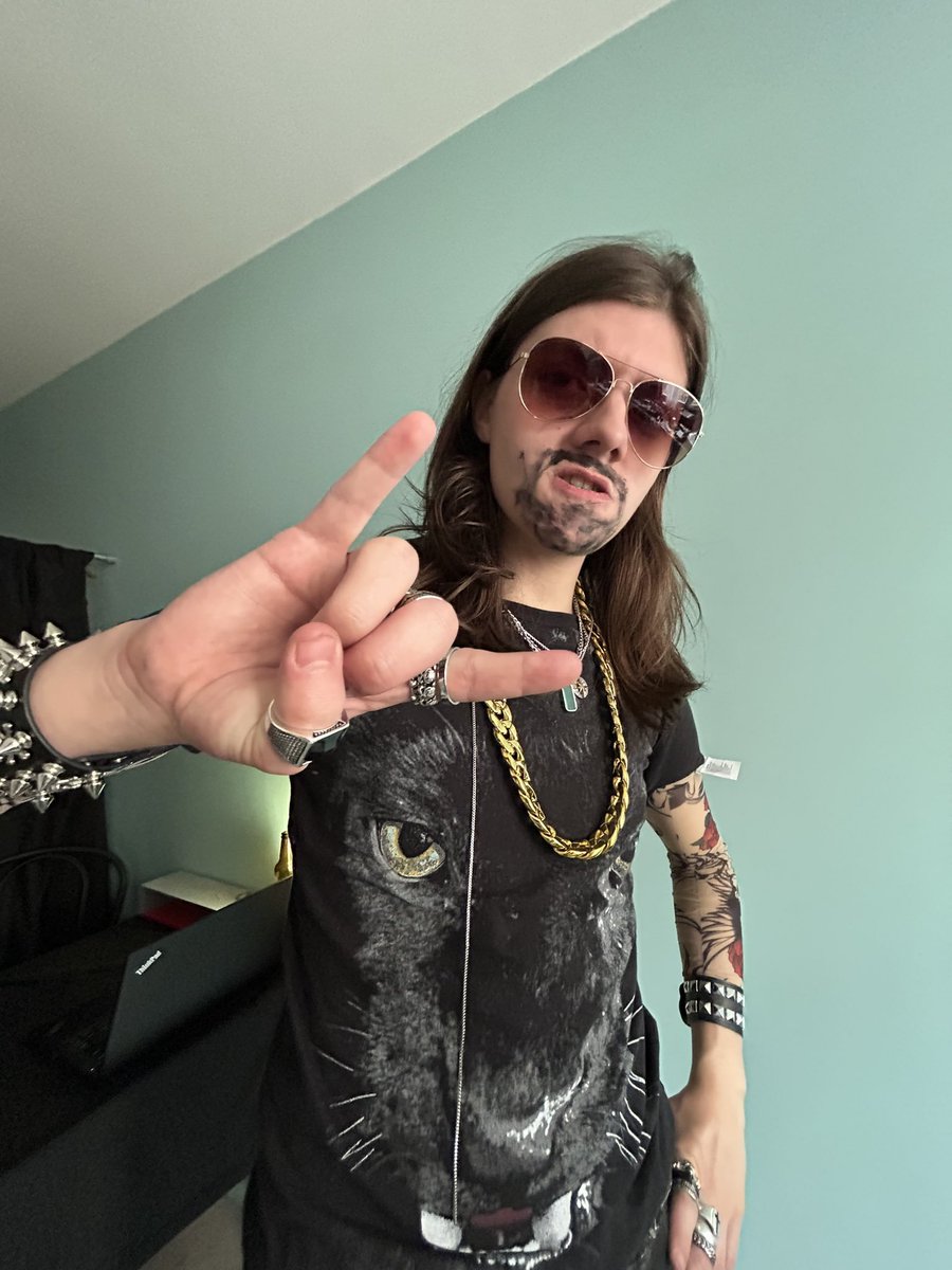 Salut mes #Johnny Plafans, j'ai aujourd'hui filmé quelque chose qui sort très bientôt, je vous tiens au courant !

Rock'n Roll !!! 🤘🎸#Johnny Est Vivant

JP