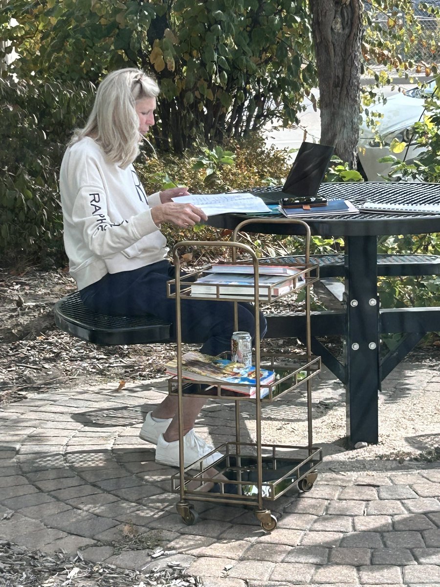 🍁 Ever wondered what it looks 👀 like to create magic 🪄 for our homebound students <a href="/MillardPS/">Millard Public Schools</a> ? 
🍃 Becky is a true wizard, using technology &amp; a beautiful day to make their virtual lessons come to life 🍂