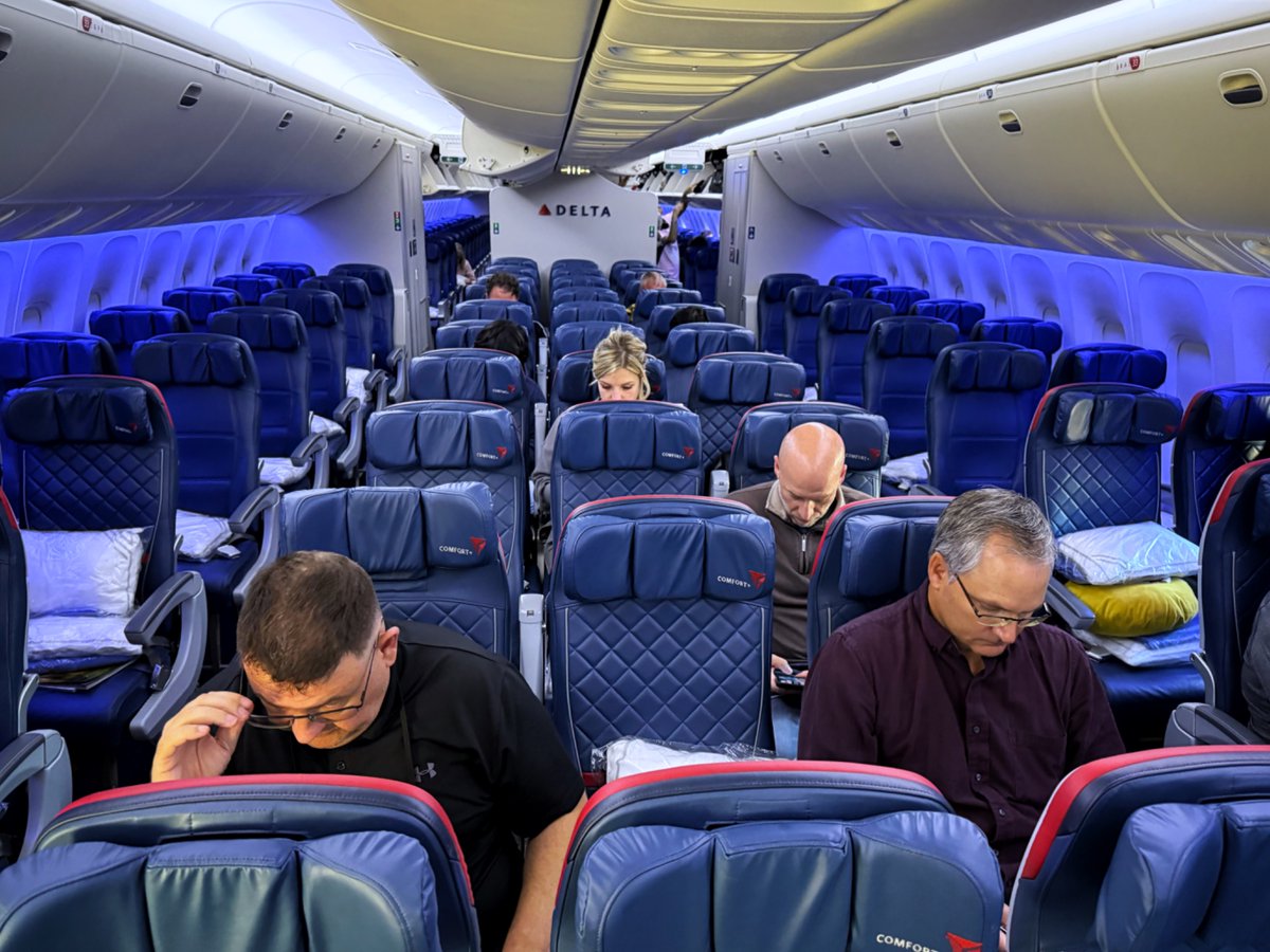 poshprogrammer's tweet image. I was SHOCKED to see that, for the first time, I got bumped up a class on my international flight! When I boarded, however, it became very apparent why - never in my life have I seen an emptier plane 😅

Onwards to Munich for the #WorldForum 🇩🇪 I’m bringing the good vibes ✨