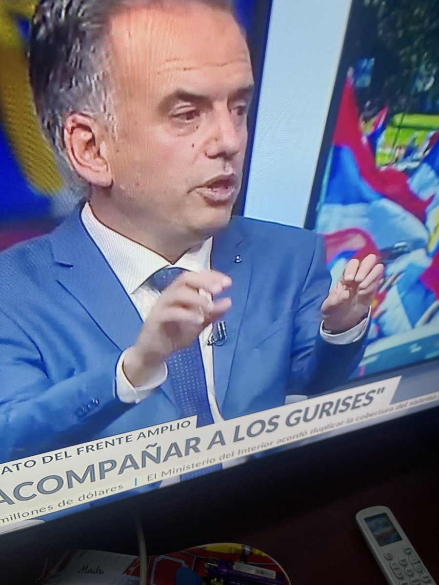 mariapiasolano's tweet photo. Yamandú Orsi en Canal 4, no tiene idea lo que dice. Tiene una inconsistencia ASOMBROSA! No domina un solo tema en PROFUNDIDAD! Salvemos al Uruguay! Necesitamos un Presidente! #ReelegiUnBuenGobierno https://t.co/AGIC3ypPrn