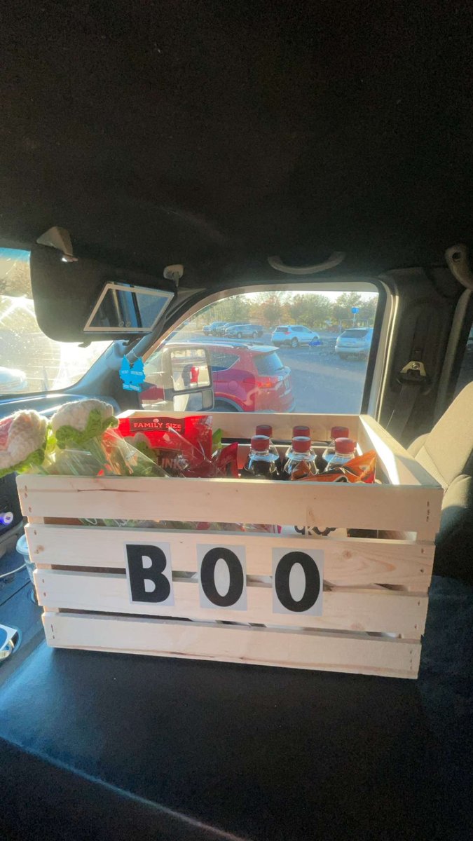 SeriouslyDaysha's tweet photo. My daughter's boyfriend made her a "Boo" basket of her favorite things. How does one go about finding a man in his 30's-40's that does this type of thing? What's the secret? Where do they hang out? #NotAskingforaFriend https://t.co/xi5Ke5Ecyc