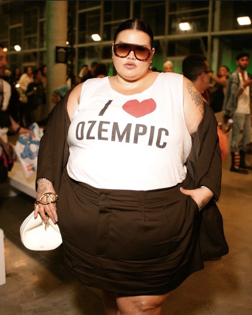 poptime's tweet photo. SERVIU! Thaís Carla com blusa escrito “I Love Ozempic” para a SPFW. https://t.co/qXMgCc2hbm