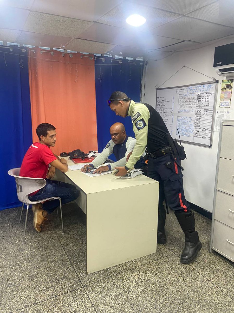 ParqueCaiza's tweet photo. #21Oct | Seguridad Ciudadana. Agradecemos al Comisario Director Orlando Tovar de @PolisucreOficia por atender llamado de la comunidad @ParqueCaiza 
#ServiryProteger #OrlandoTovar632 https://t.co/l2racLSUqC