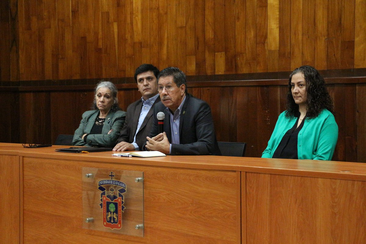 CUSur_UdeG's tweet photo. #ComunidadAbierta 🦁⚫️
El @DrJSalazare, Rector de #CUSur, da la bienvenida al Dr. José de Jesús Chávez como nuevo Secretario Académico y a la Mtra. Patricia Mendoza como Jefa del Departamento de Ciencias Computacionales e Innovación Tecnológica.
¡Éxito en esta nueva etapa! 🎉 https://t.co/YytkozMixs