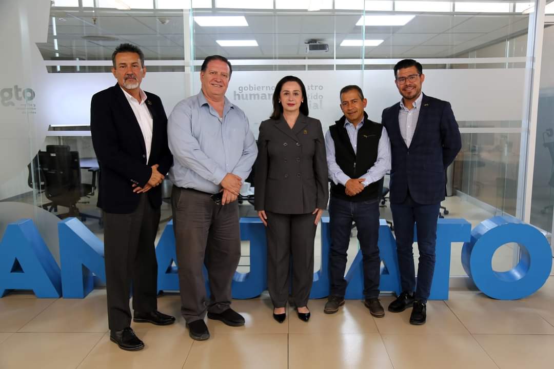 CALIMENTOSGTO's tweet photo. Esta mañana nos reunimos con la @economiagente del edo de Gto; la Lic. Claudia Cristina Villaseñor Aguilar , a quien presentamos la importancia que tiene el Cluster alimentos de Guanajuato al PIB del Estado. #agroindustria https://t.co/6msVJtCpfQ