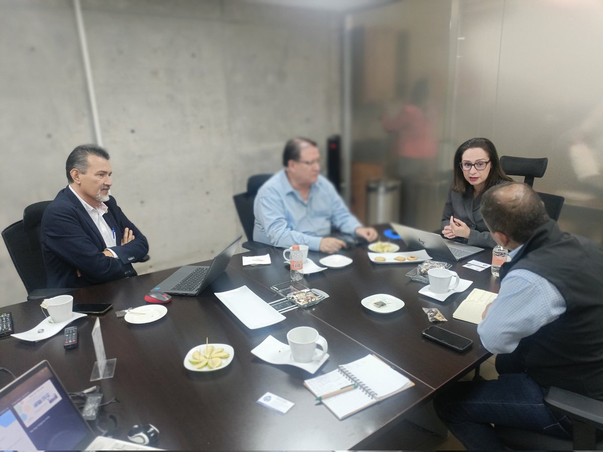 CALIMENTOSGTO's tweet photo. Esta mañana nos reunimos con la @economiagente del edo de Gto; la Lic. Claudia Cristina Villaseñor Aguilar , a quien presentamos la importancia que tiene el Cluster alimentos de Guanajuato al PIB del Estado. #agroindustria https://t.co/6msVJtCpfQ