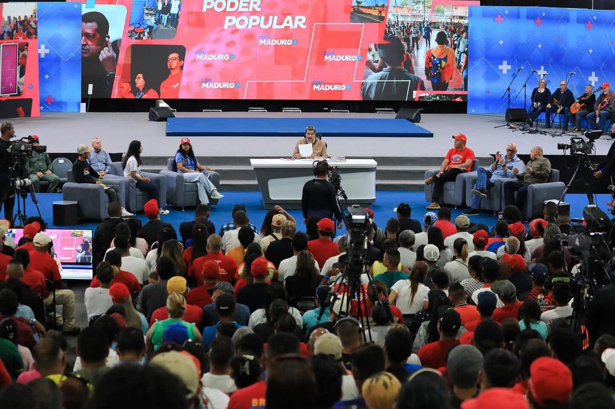 <a href="/delcyrodriguezv/">Delcy Rodríguez</a> <a href="/dcabellor/">Diosdado Cabello R</a> #AHORA || Vpdte. Sectorial Cap. @Dcabellor: “La Vpdta. <a href="/delcyrodriguezv/">Delcy Rodríguez</a> nos entrego los teléfonos para los 6 mil circuitos comunales, para que cada circuito tenga una vía de comunicación nueva, para dotar a los órganos de seguridad que ahí trabajan"