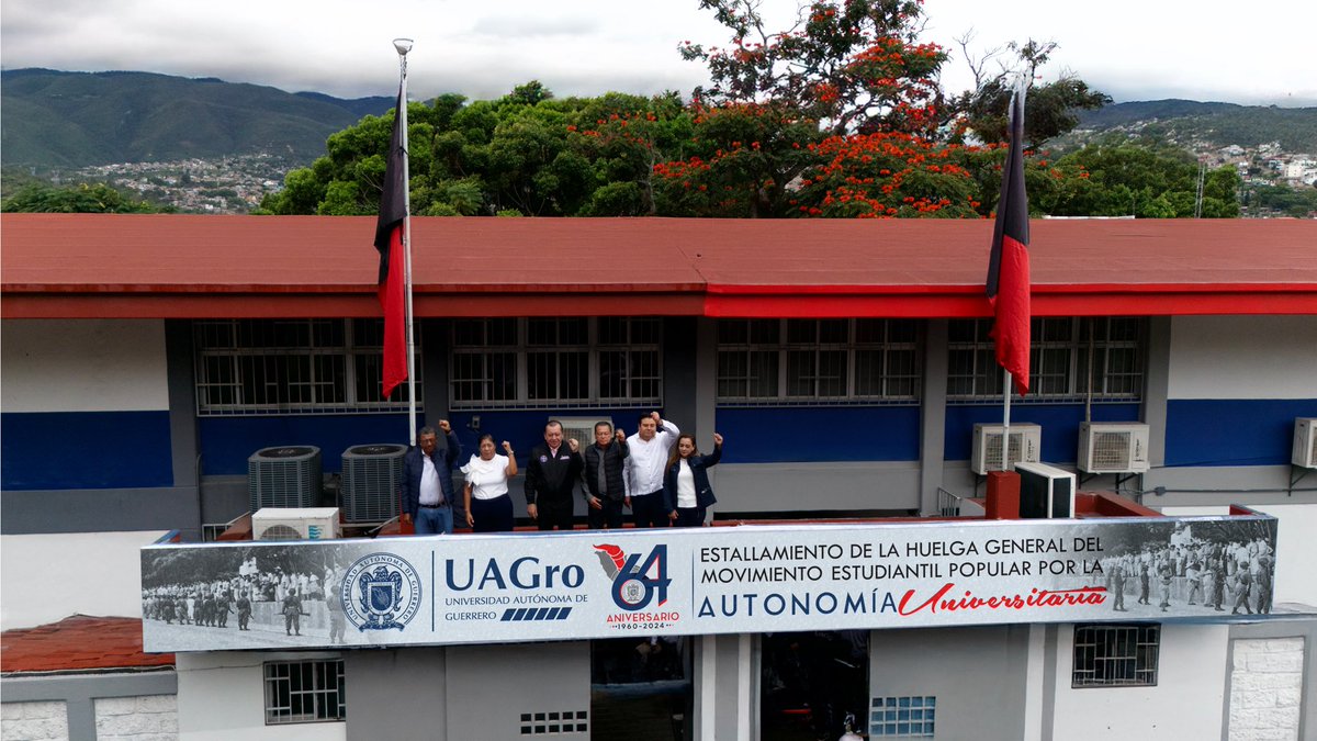 JavSaldana's tweet photo. A 64 años de distancia del inicio de la lucha por la autonomía de nuestra institución, hoy refrendamos nuestro reconocimiento a quienes con valentía emprendieron una lucha incansable por conquistar la autonomía, donde el centro de las demandas de aquel movimiento era la libertad de cátedra y ser un espacio para formar a los hijos de los campesinos, obreros y de las clases sociales más desprotegidas.

Asistieron los familiares de nuestros Mártires del 60, nuestros directores, funcionarios de la administración central y nuestros estudiantes, ante ellos refrendé mi apoyo total a los descendientes de quienes participaron en este suceso histórico del surgimiento de la Universidad Autónoma de Guerrero como una luz de esperanza para las familias más pobres de Guerrero.

Reitero mi compromiso como rector de seguir luchando para seguir abriendo más oportunidades para nuestros jovenes, ahora en este contexto de estrecha colaboración, respetuosa de nuestra autonomía, con nuestra Gobernadora la Mtra. Evelyn Salgado Pineda.

#64AñosdeAutonomiaUAGro
#OrgullosamenteUAGro